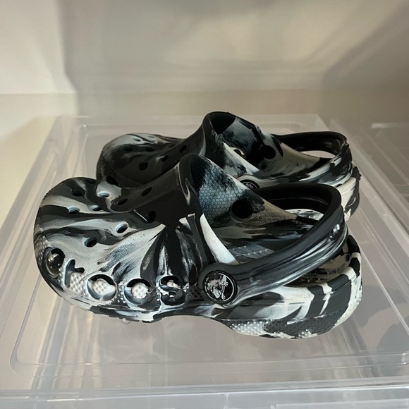 Toddler/Kids black and white marbled crocs - Picture 3 of 4